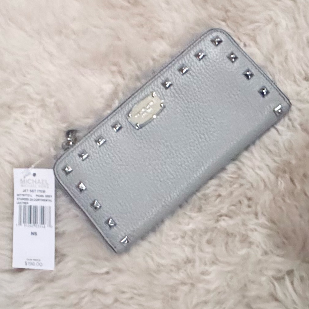 (NWT) Michael Kors Studded Wallet 🩶
